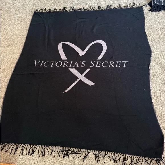 Victoria's Secret Black cozy blanket - Picture 2 of 5